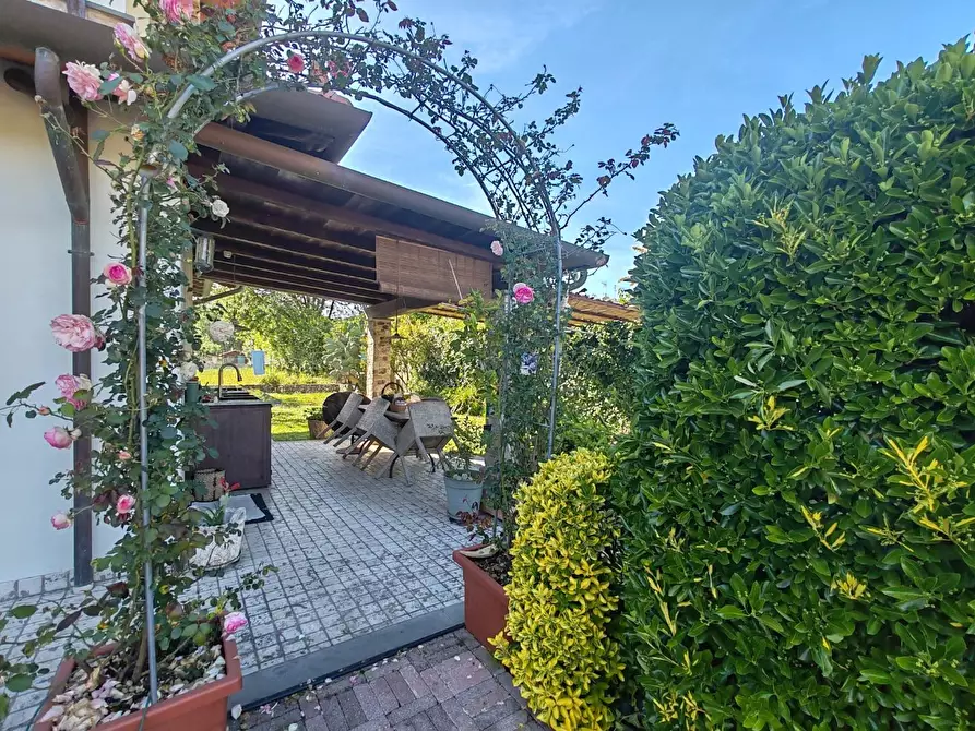 Immagine 10 di Villa in vendita  a Massa