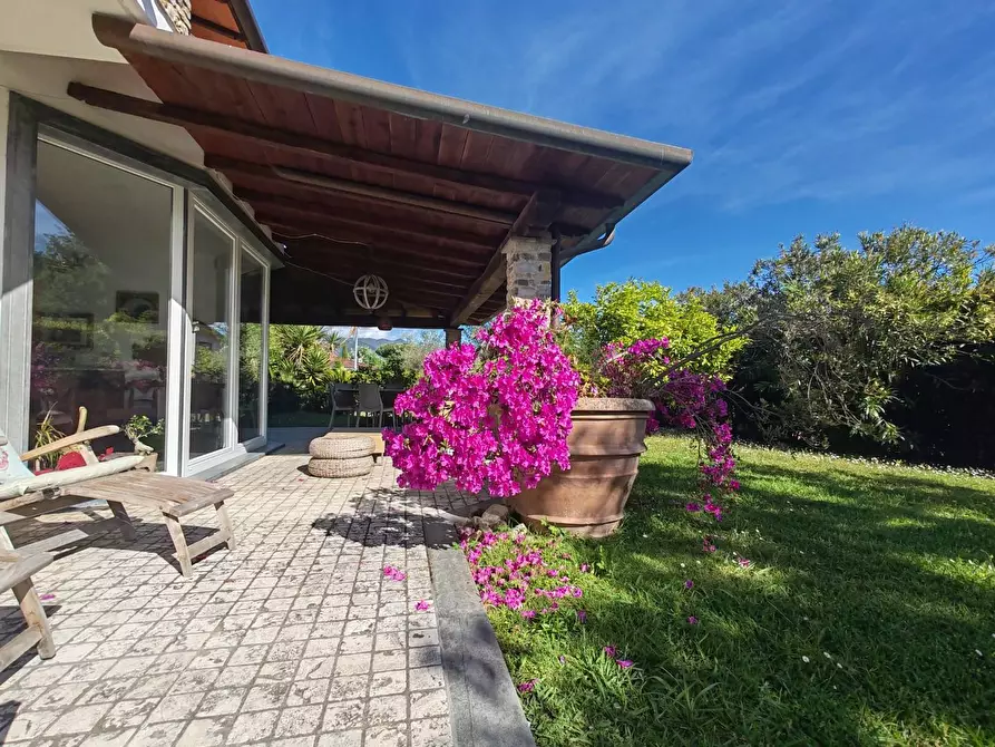 Immagine 12 di Villa in vendita  a Massa