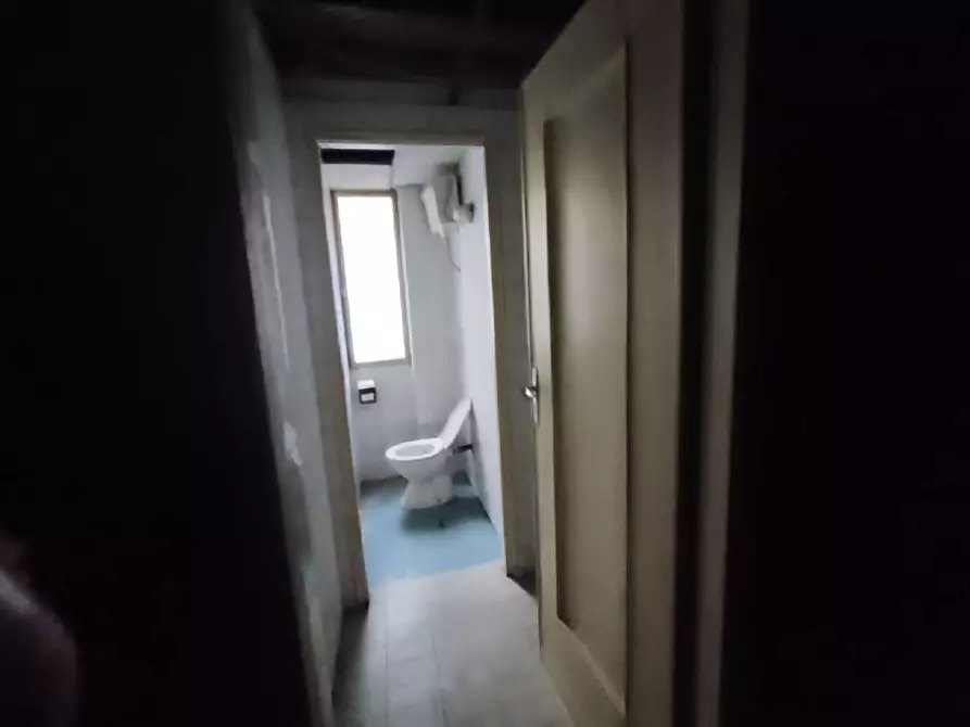 Immagine 6 di Magazzino in vendita  a Torino