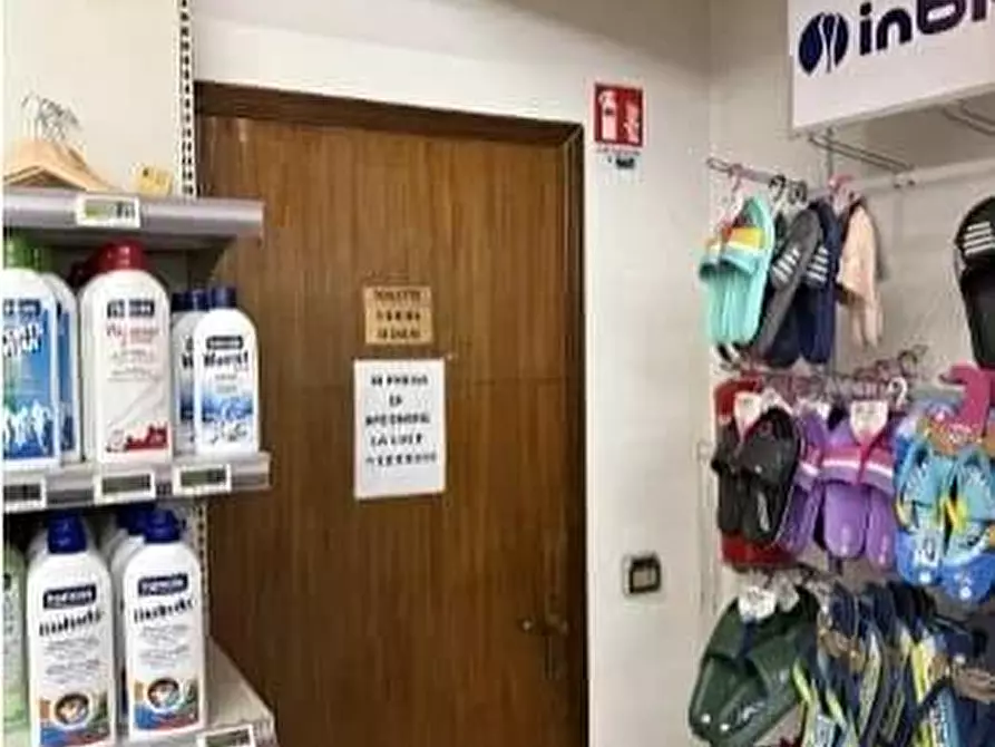 Immagine 29 di Negozio in vendita  a Biandrate