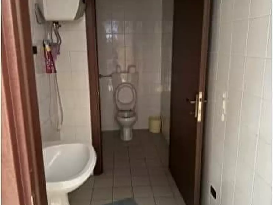 Immagine 14 di Negozio in vendita  a Biandrate