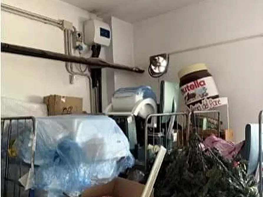 Immagine 4 di Negozio in vendita  a Biandrate