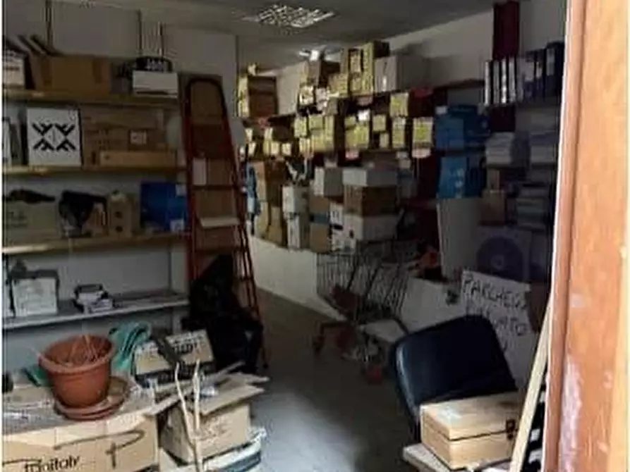 Immagine 15 di Negozio in vendita  a Biandrate