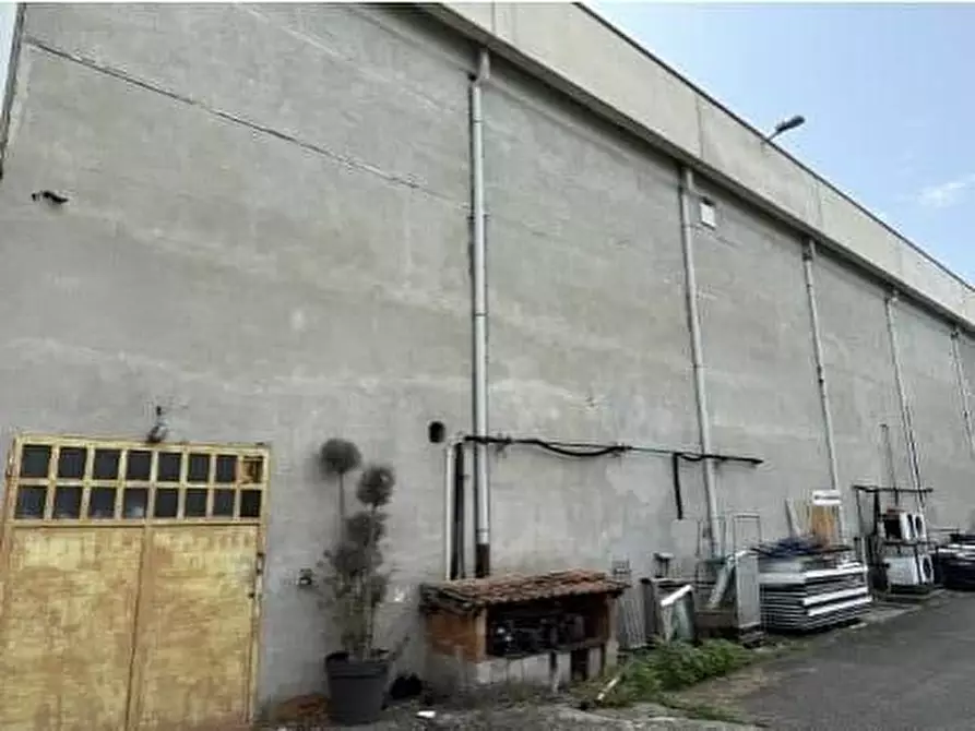 Immagine 25 di Negozio in vendita  a Biandrate