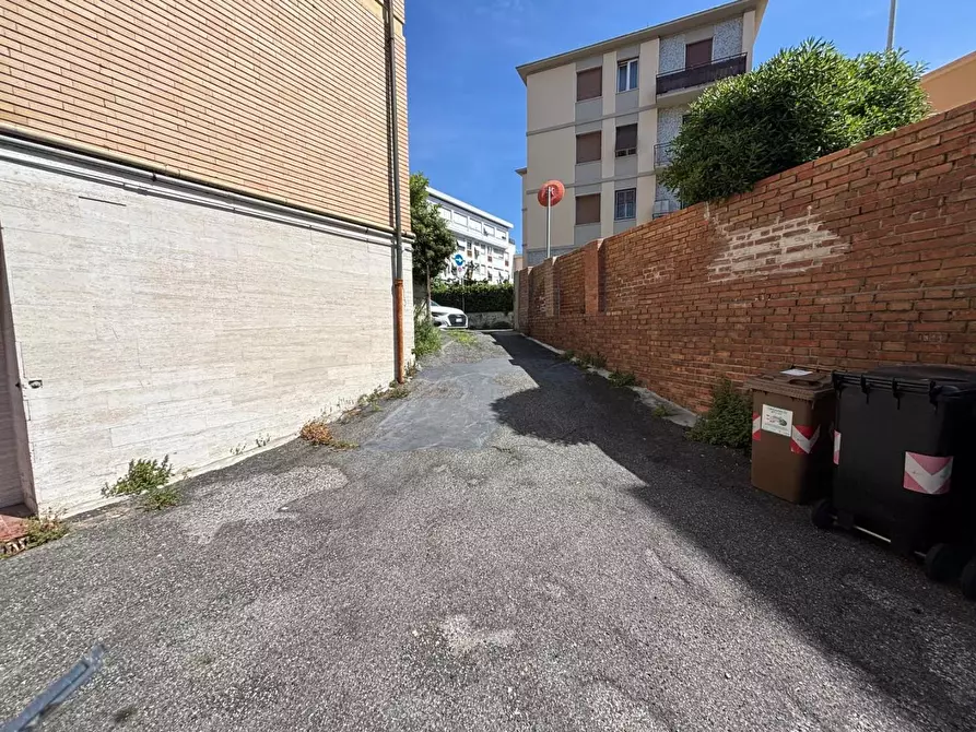 Immagine 4 di Garage in affitto  a Livorno