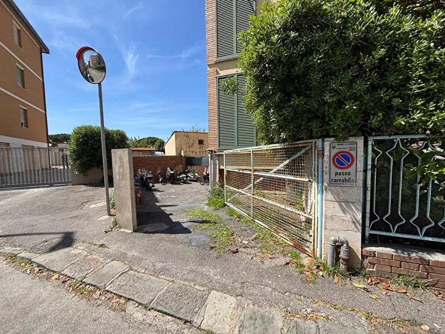Immagine 5 di Garage in affitto  a Livorno