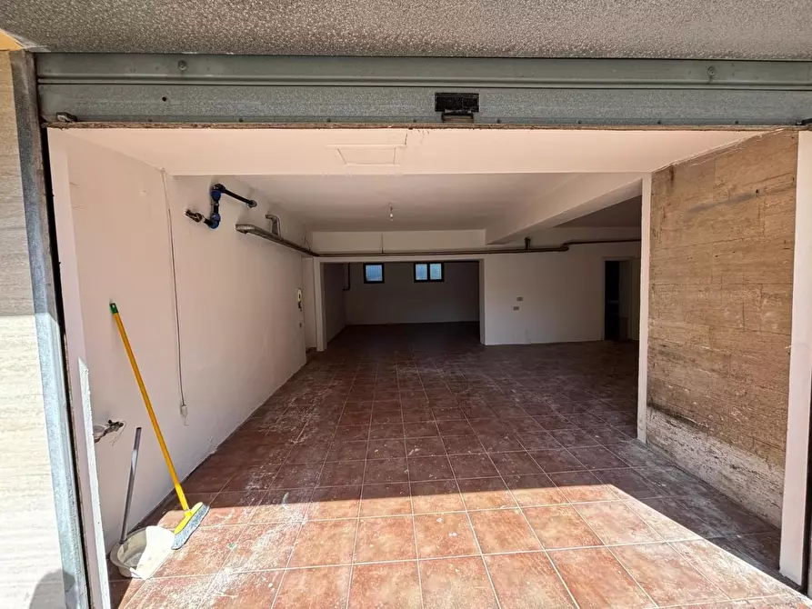 Immagine 2 di Garage in affitto  a Livorno