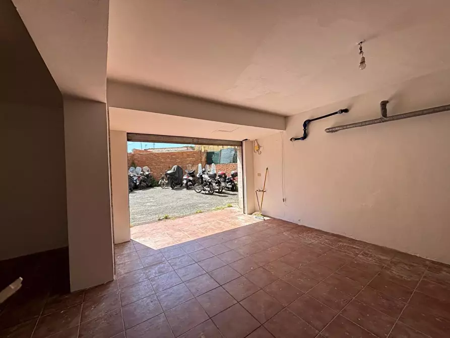Immagine 1 di Garage in affitto  a Livorno