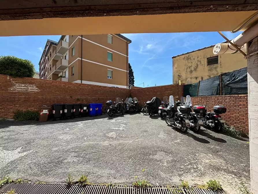Immagine 6 di Garage in affitto  a Livorno