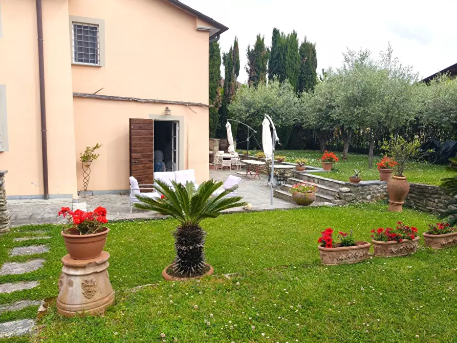 Immagine 1 di Villa in vendita  a Seravezza