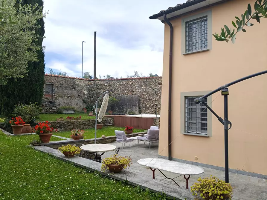 Immagine 2 di Villa in vendita  a Seravezza