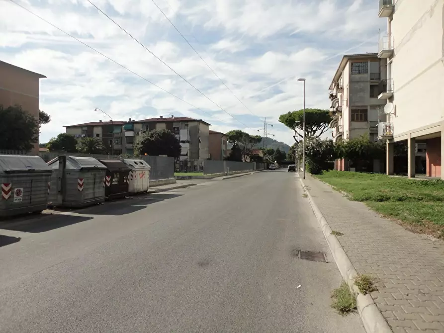 Immagine 3 di Negozio in affitto  a Carrara