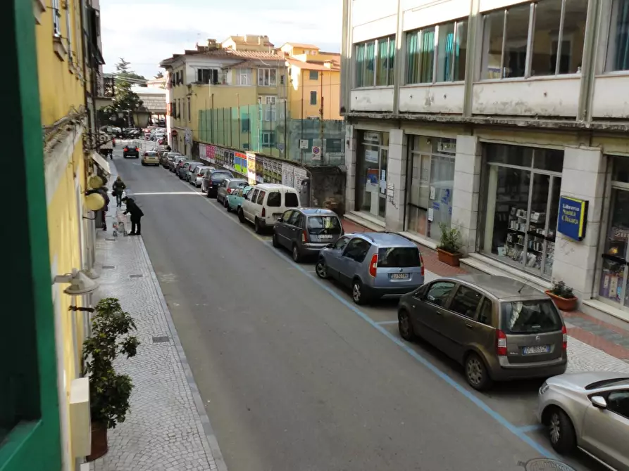 Immagine 4 di Negozio in affitto  a Carrara