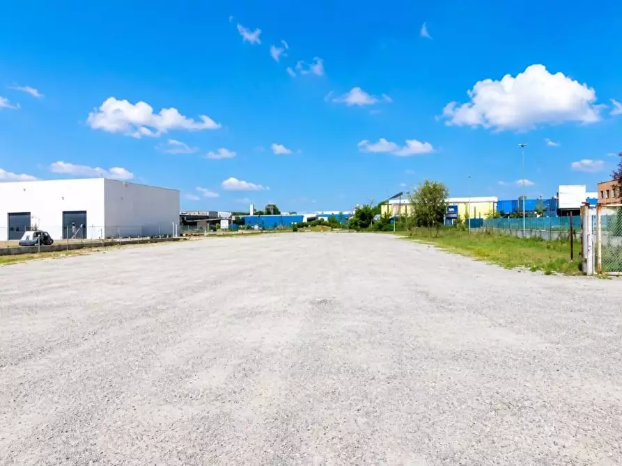 Immagine 2 di Terreno industriale in vendita  a Vignate