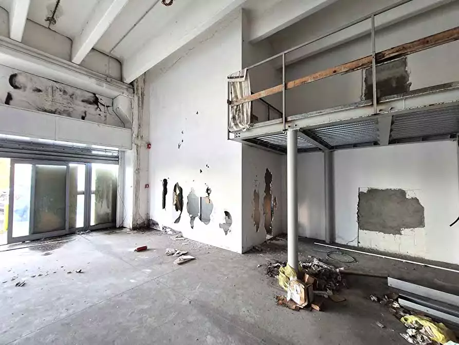 Immagine 6 di Negozio in vendita  a Milano