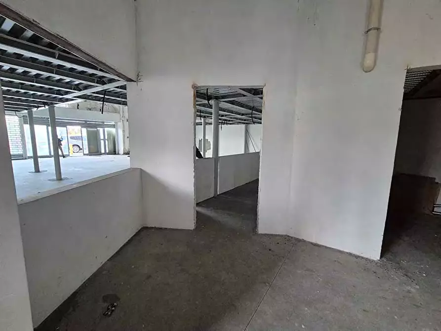 Immagine 8 di Negozio in vendita  a Milano