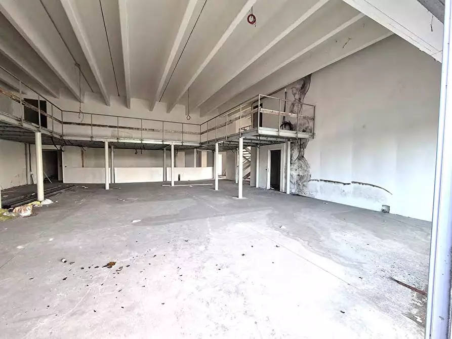 Immagine 5 di Negozio in vendita  a Milano