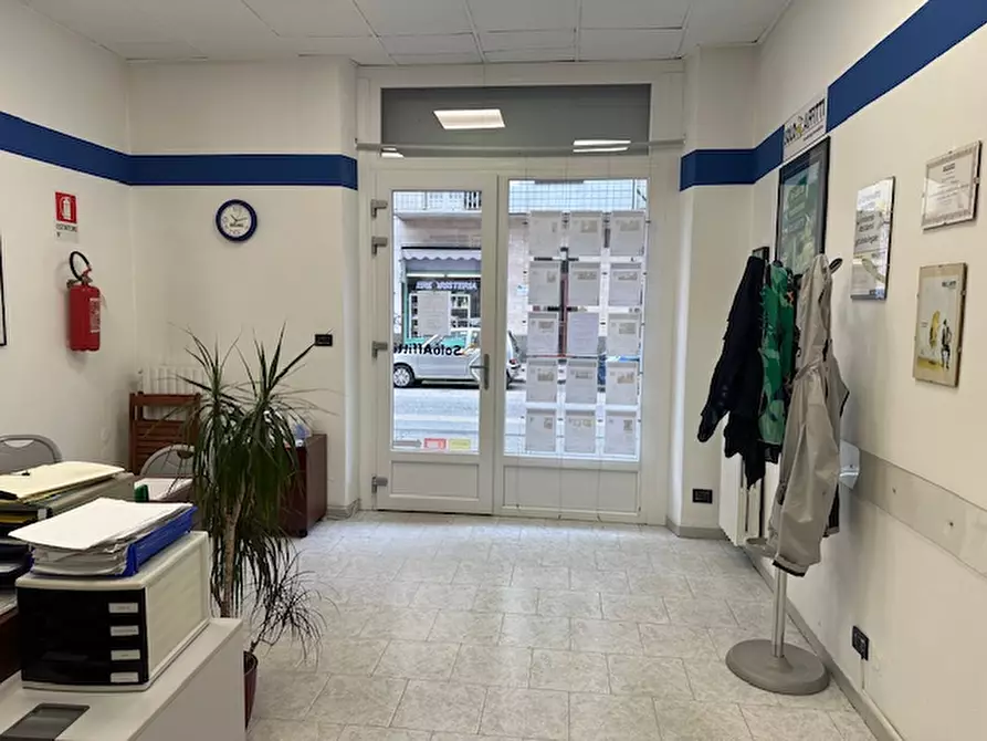 Immagine 25 di Negozio in vendita  a Torino