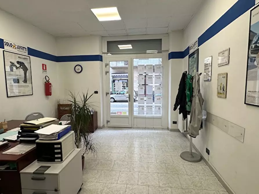 Immagine 26 di Negozio in vendita  a Torino