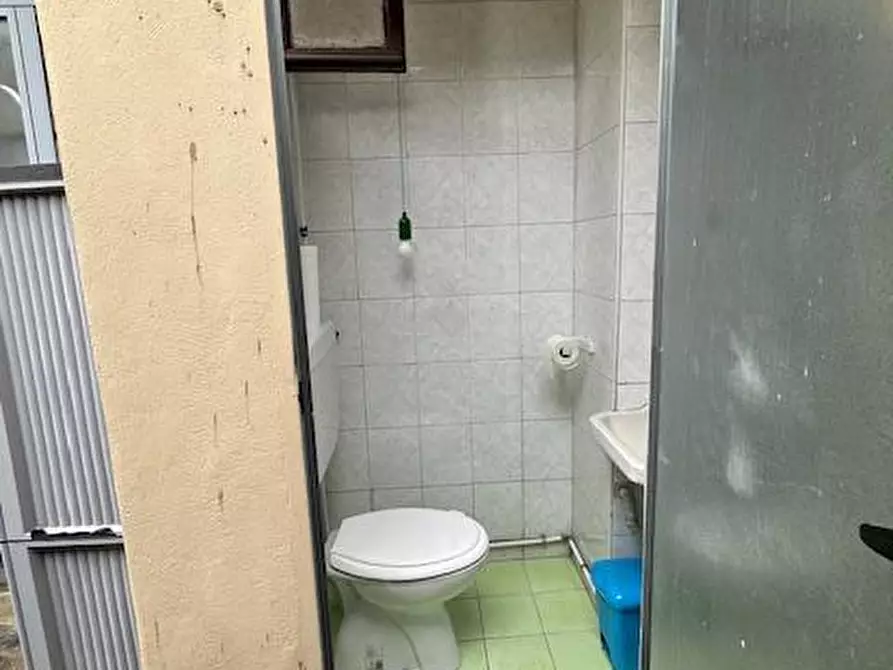 Immagine 10 di Negozio in vendita  a Torino
