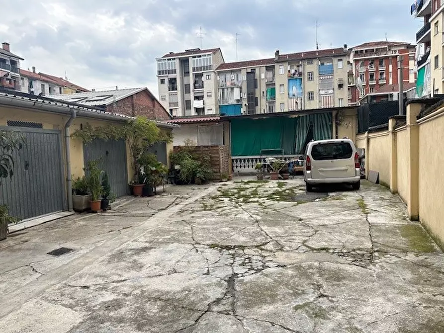 Immagine 15 di Negozio in vendita  a Torino