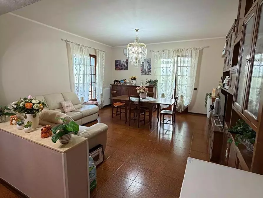 Immagine 1 di Casa trifamiliare in vendita  a Castelnuovo Magra