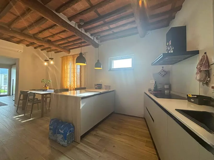 Immagine 5 di Villa in vendita  a Capannori