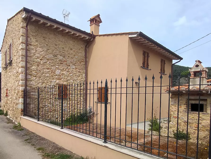 Immagine 1 di Villa in vendita  a Pietrasanta