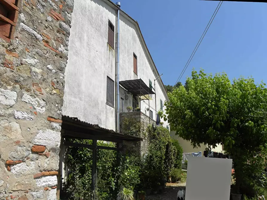 Immagine 6 di Rustico / casale in vendita  a Lucca