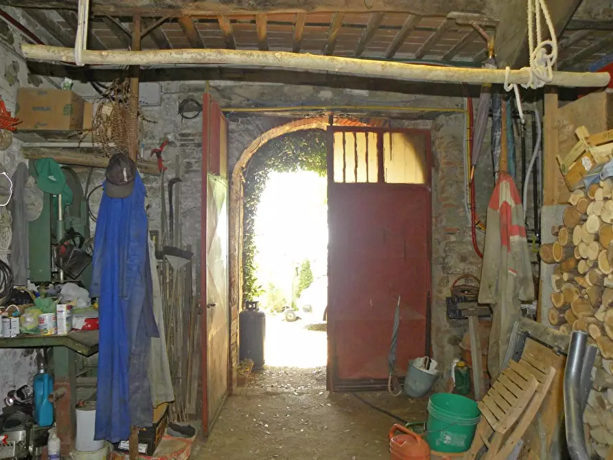Immagine 9 di Rustico / casale in vendita  a Lucca