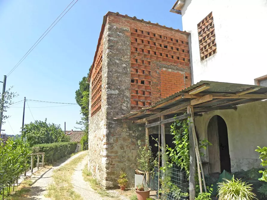 Immagine 7 di Rustico / casale in vendita  a Lucca