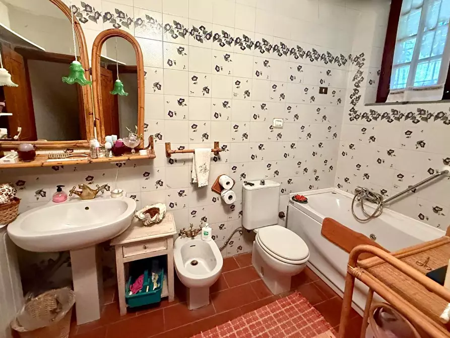 Immagine 21 di Villa in vendita  a Massa