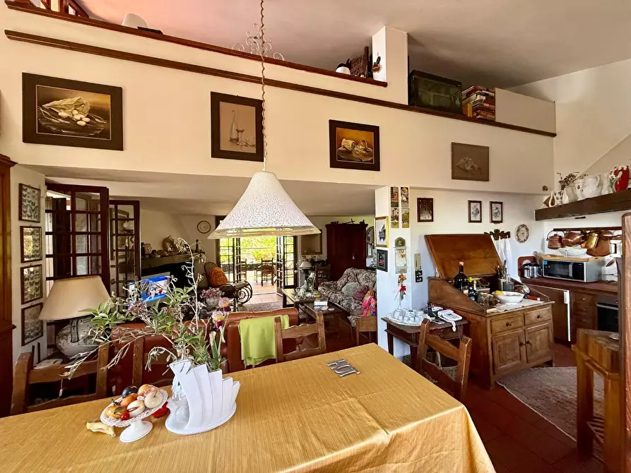 Immagine 13 di Villa in vendita  a Massa