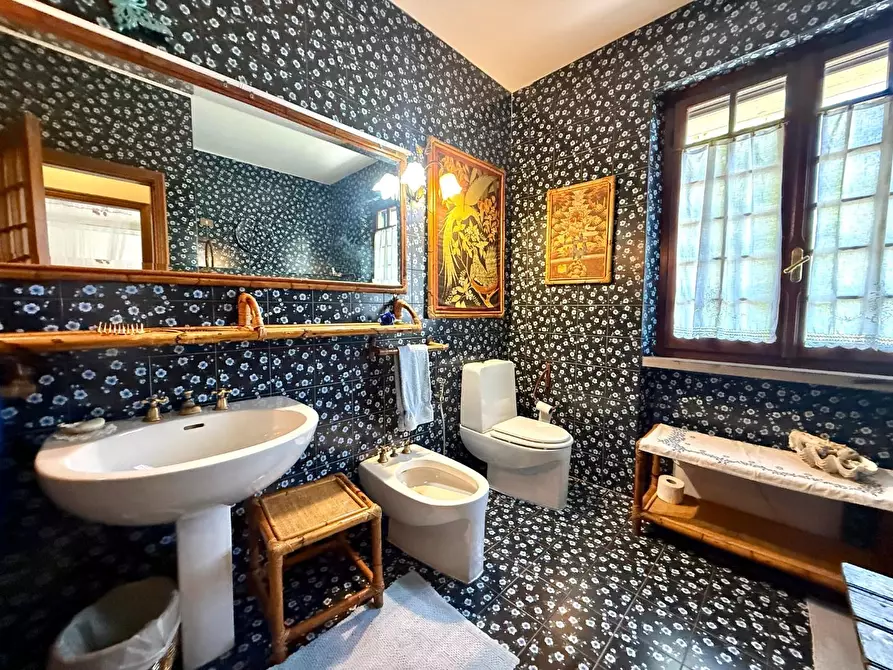 Immagine 22 di Villa in vendita  a Massa