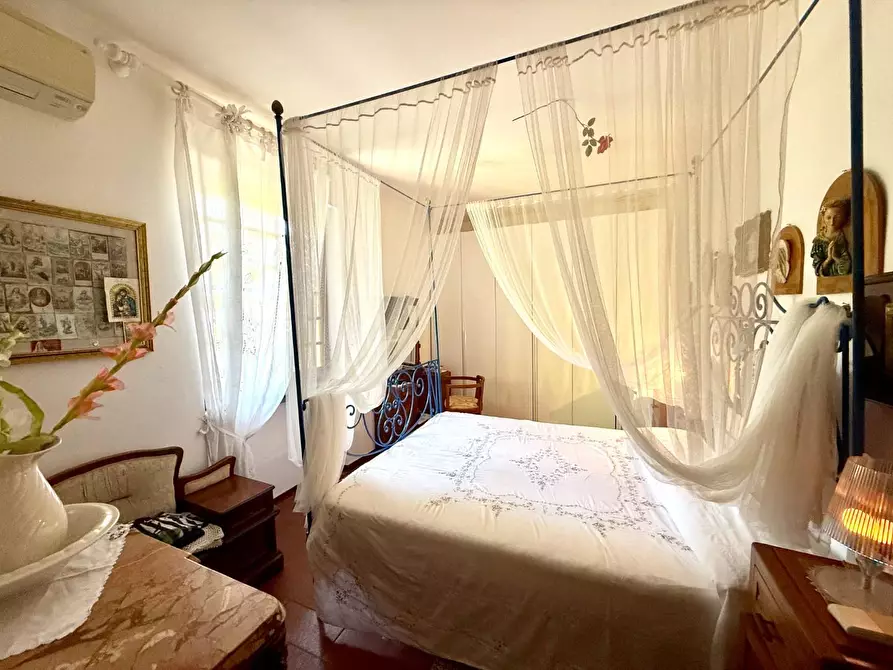 Immagine 17 di Villa in vendita  a Massa
