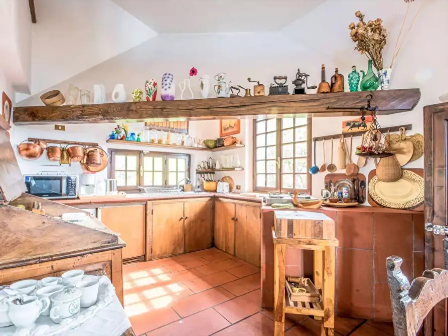 Immagine 10 di Villa in vendita  a Massa