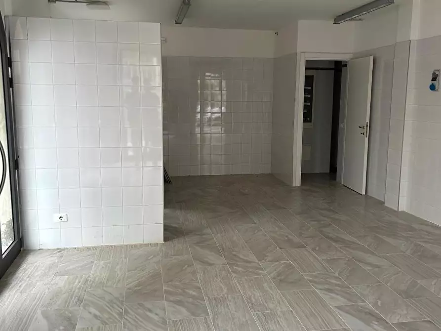 Immagine 2 di Negozio in vendita  a Viareggio