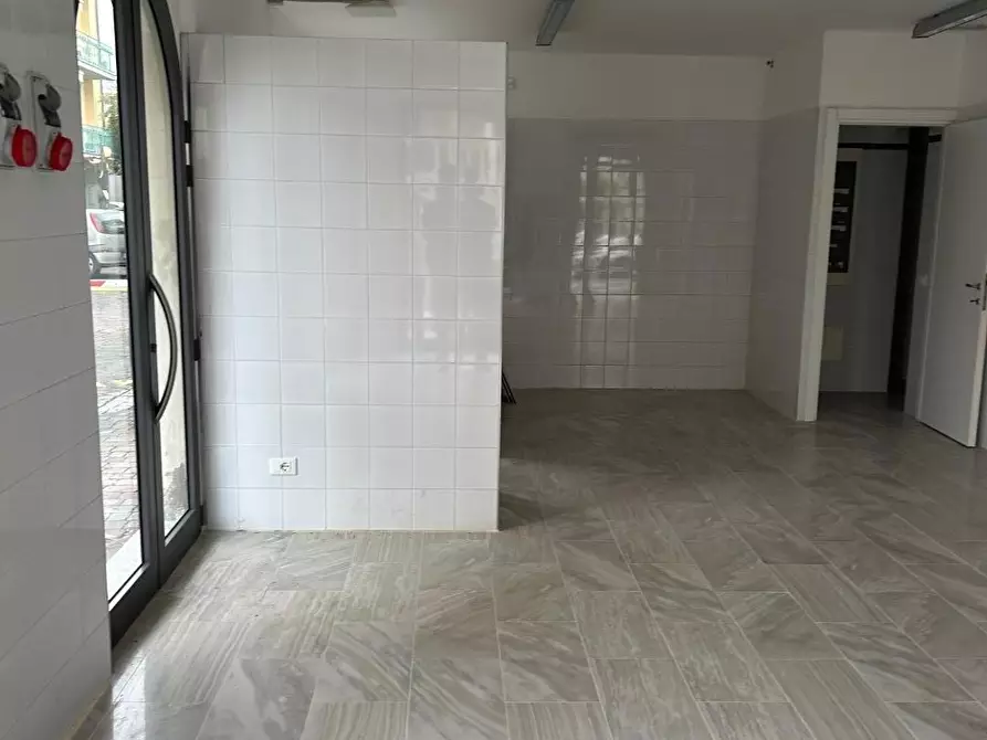 Immagine 9 di Negozio in vendita  a Viareggio
