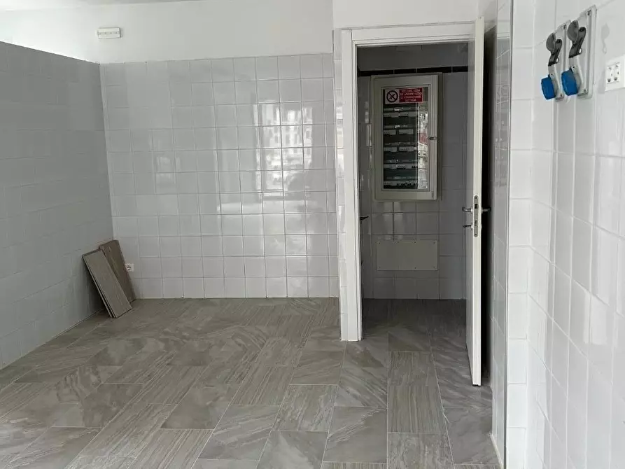 Immagine 8 di Negozio in vendita  a Viareggio