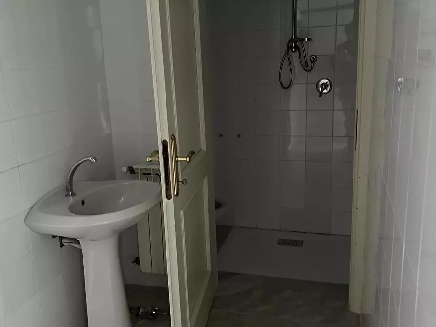Immagine 4 di Negozio in vendita  a Viareggio