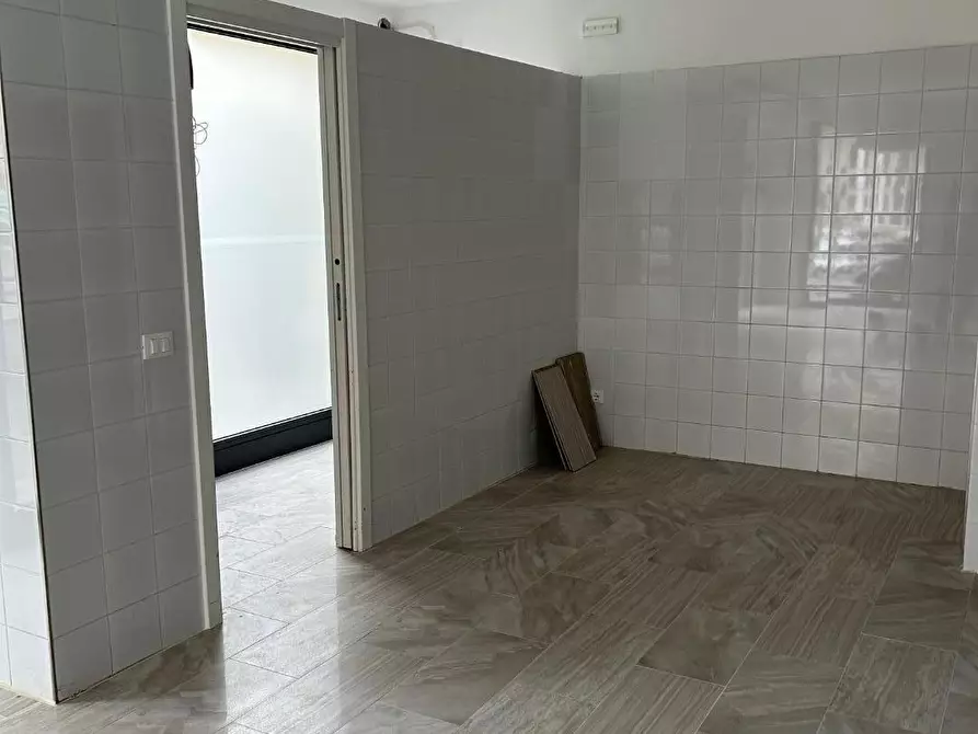 Immagine 5 di Negozio in vendita  a Viareggio