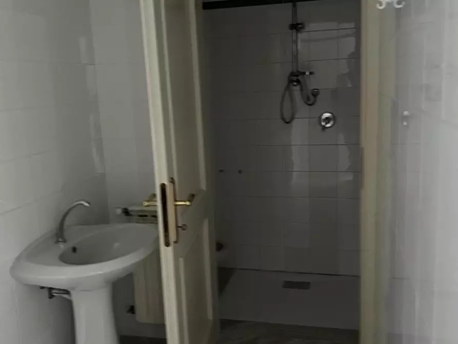 Immagine 7 di Negozio in vendita  a Viareggio