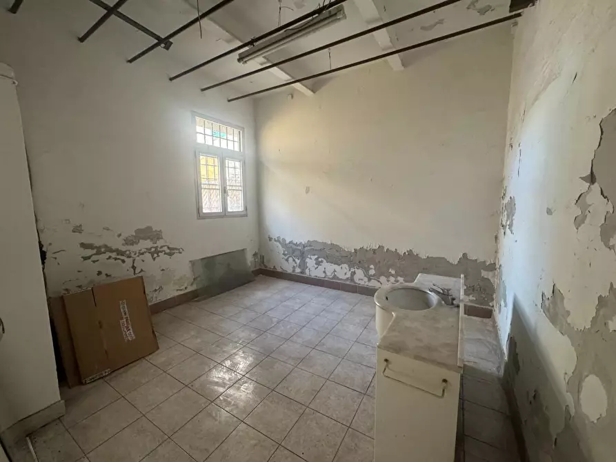 Immagine 4 di Negozio in vendita  a Livorno
