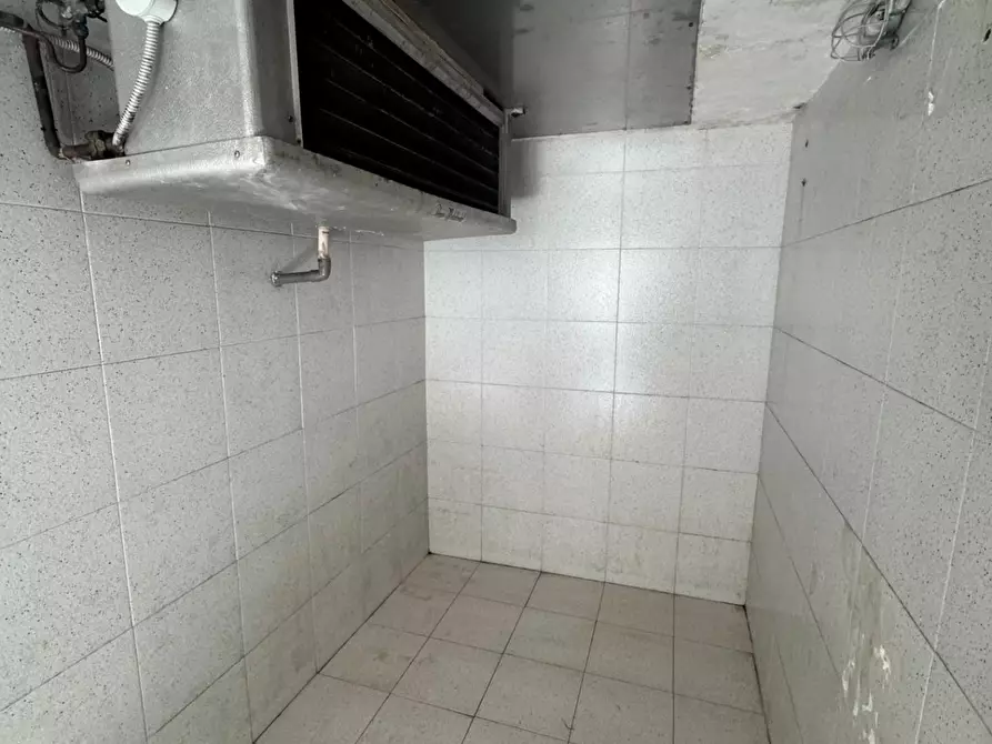 Immagine 11 di Negozio in vendita  a Livorno