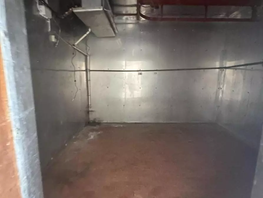 Immagine 9 di Negozio in vendita  a Livorno