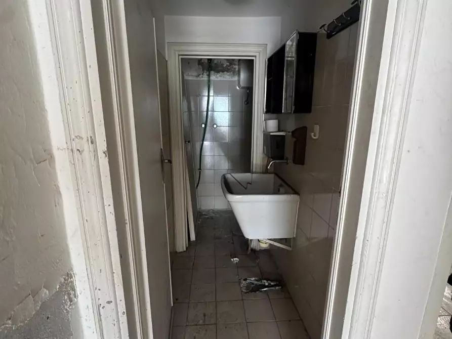 Immagine 12 di Negozio in vendita  a Livorno