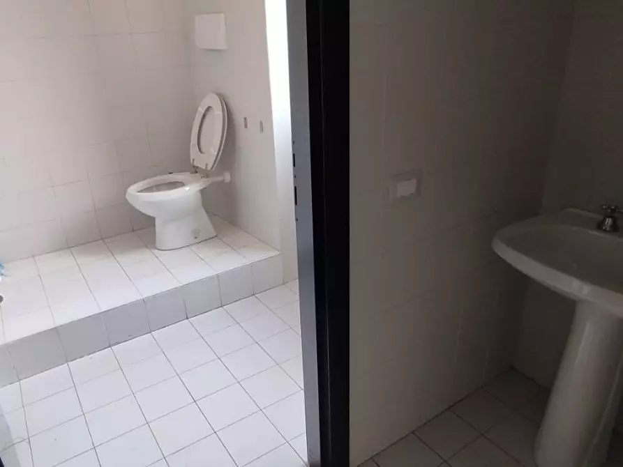 Immagine 10 di Locale commerciale in vendita  a San Giuliano Terme