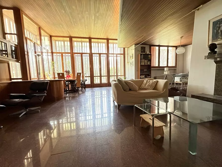 Immagine 10 di Villa in vendita  a Massa