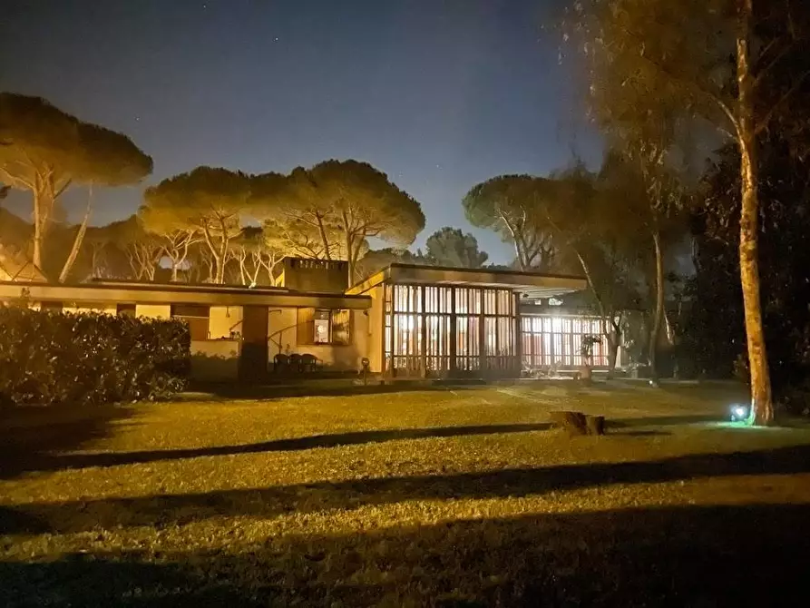 Immagine 6 di Villa in vendita  a Massa
