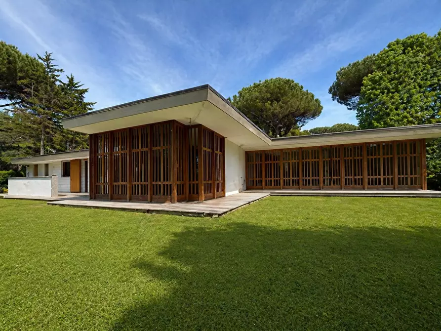Immagine 2 di Villa in vendita  a Massa